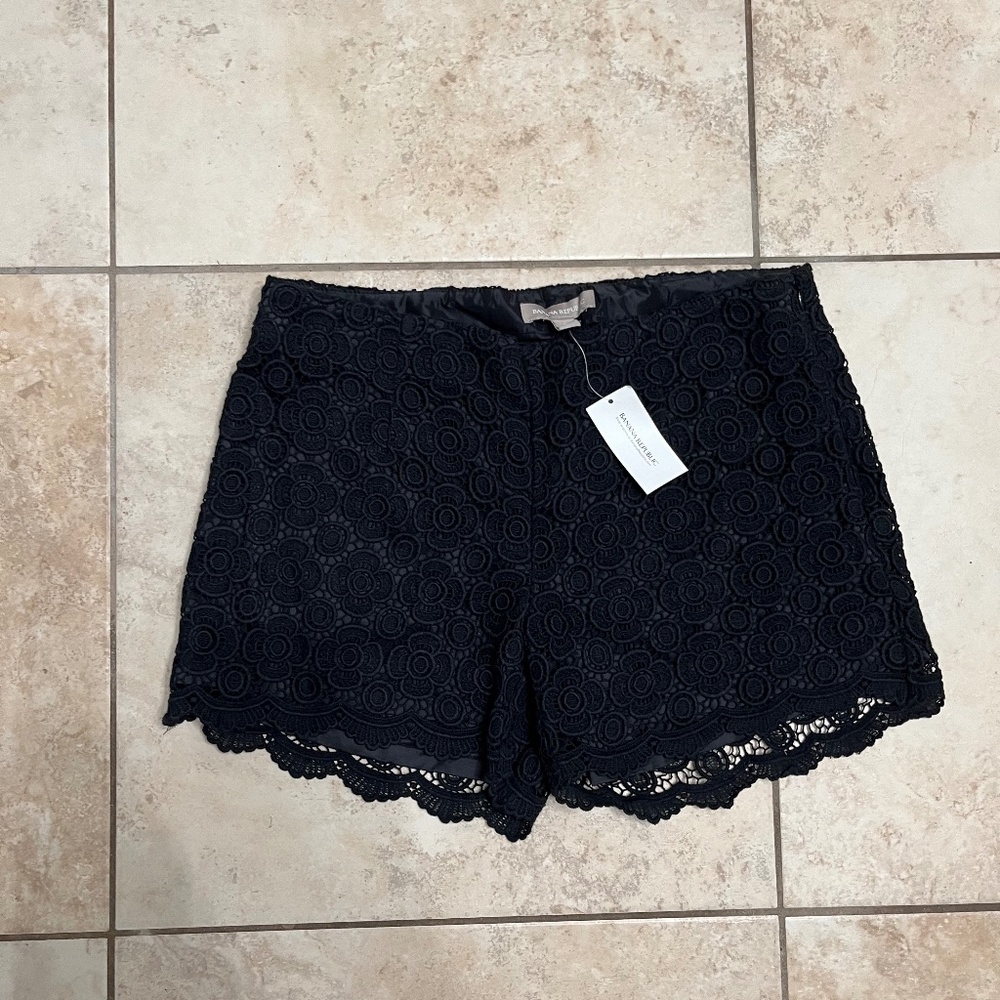 Banana Republic - Black floral lace shorts